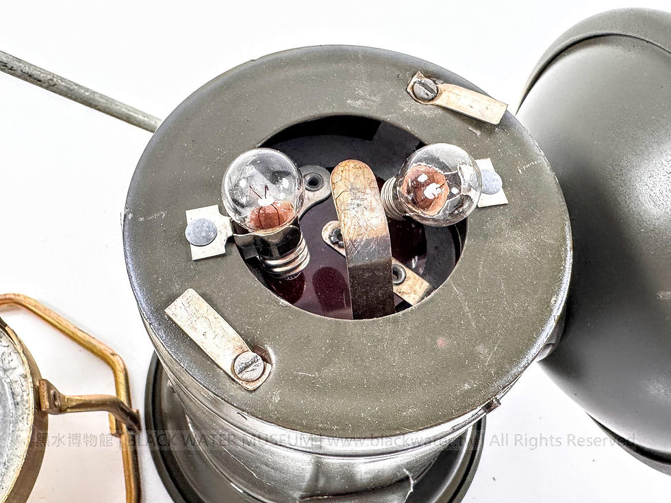 French Army Version of the WWII U.S. Army MX-290/GV — MX-290-GV-Fr Dual-Light Tent Lantern
二戰美國陸軍 MX-290/GV 法國陸軍版——MX-290-GV-Fr 型雙光源帳篷燈《Black Water Museum Collections | 黑水博物館館藏》