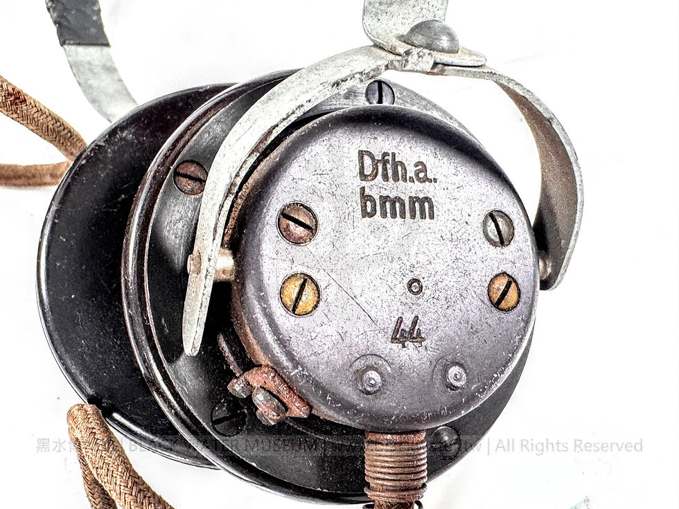 German Crystal Detector Receiver in a Sloping Wooden Cabinet with a 1944 Wehrmacht Dfh.a Double Headset
德國斜面木殼礦石檢波接收機附民國33年(1944)國防軍Dfh.a雙耳機《Black Water Museum Collections | 黑水博物館館藏》