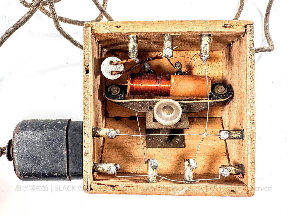 German Crystal Detector Receiver in a Sloping Wooden Cabinet with a 1944 Wehrmacht Dfh.a Double Headset
德國斜面木殼礦石檢波接收機附民國33年(1944)國防軍Dfh.a雙耳機《Black Water Museum Collections | 黑水博物館館藏》