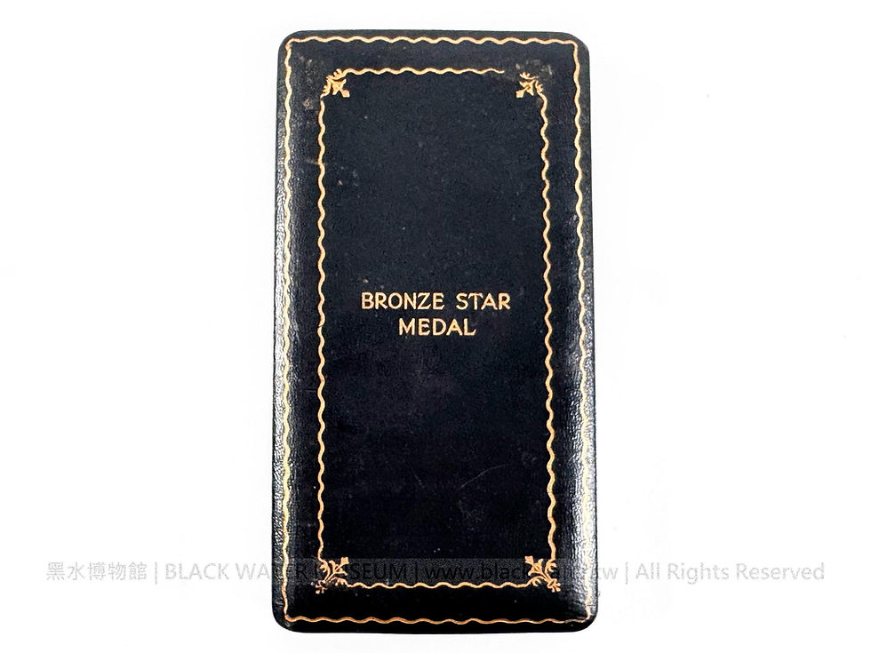 WWII Era US 20th Army Air Force Cpl. Arthur L. Kelly Bronze Star Medal (with Original Presentation Box and Lapel Pin)
二戰時期 美國陸軍第20航空隊 亞瑟·L·凱利下士 銅星勳章(含原裝盒與略章領針)《Black Water Museum Collections | 黑水博物館館藏》