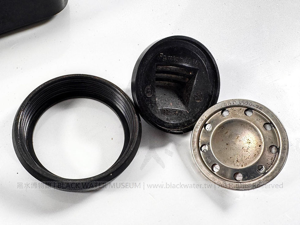 November 1942 German Siemens & Halske Model 36 Fg.SK.Tif.221a/R6 Bakelite Rotary-Dial Desk Telephone
民國31年(1942)11月德國西門子與哈爾斯克 Model 36 Fg.SK.Tif.221a/R6 電木撥盤式桌上型電話《Black Water Museum Collections | 黑水博物館館藏》