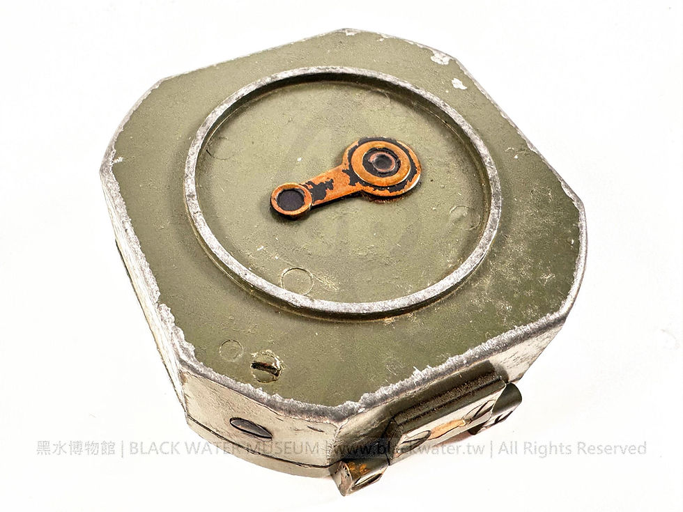 1986 U.S. Army M2 Artillery Compass SN:272529
民國75年 (1986) 美國陸軍 M2 砲兵羅盤 序號 272529《Black Water Museum Collections | 黑水博物館館藏》