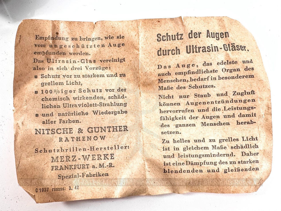 1942 German Nitsche & Günther Ultrasin Protective Goggles Set

民國31年(1942) 德國 尼采與岡瑟(N&G) / 梅茲工廠 (Merz-Werke) 烏特拉辛 (Ultrasin) 防護風鏡套組《Black Water Museum Collections | 黑水博物館館藏》