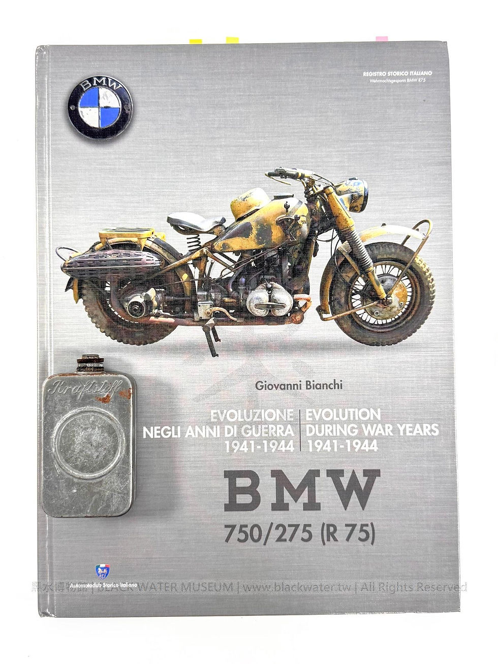 WWII Kraftstoff Spritzkanne(fuel injector) for BMW R75 Wehrmachtsgespann Motorcycle(2)
二戰,德國 BMW R 75 軍用摩托車 「Kraftstoff」發動用汽油噴壺(2)《Black Water Museum Collections | 黑水博物館館藏》