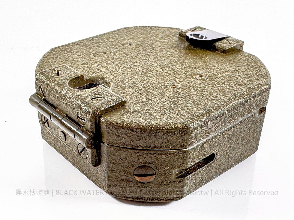 WWII U.S. Army M2 Artillery Compass with M19 Carrying Case

二戰 美國陸軍 M2 砲兵羅盤（含 M19 皮革攜行袋）《Black Water Museum Collections | 黑水博物館館藏》