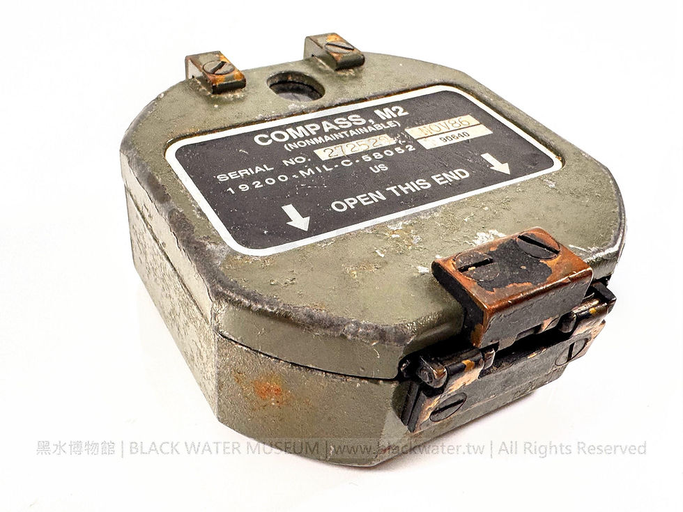 1986 U.S. Army M2 Artillery Compass SN:272529
民國75年 (1986) 美國陸軍 M2 砲兵羅盤 序號 272529《Black Water Museum Collections | 黑水博物館館藏》