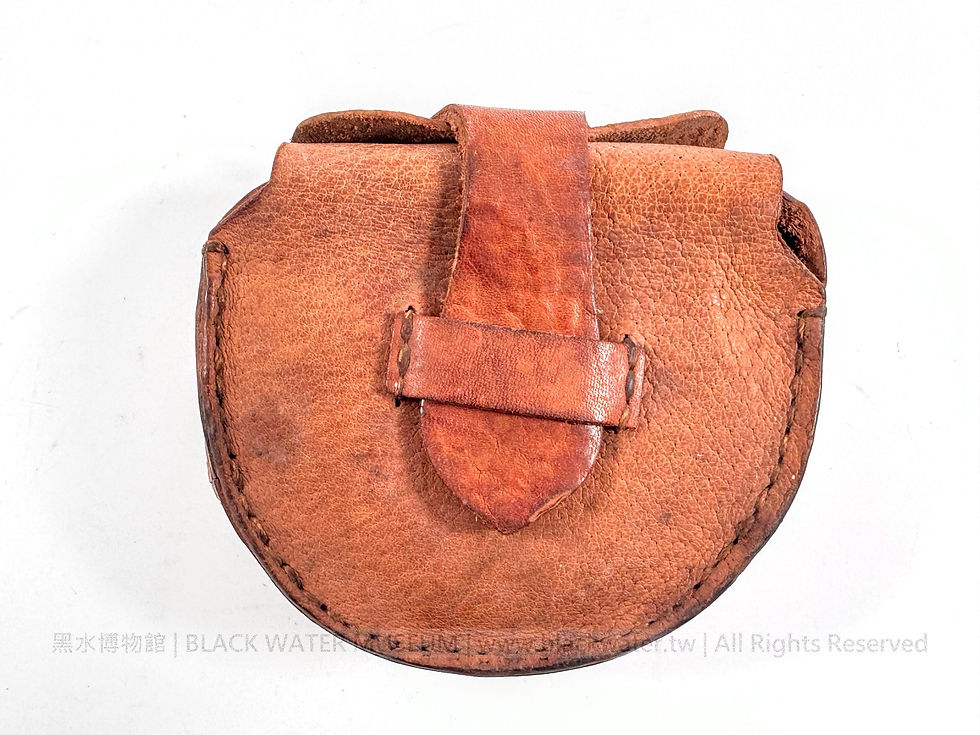 Imperial Japanese Army Type 5 Dust Goggles Early Leather Version with Leather Case

日本帝國陸軍 五式防塵眼鏡(風鏡)早期皮革版附專屬收納皮盒《Black Water Museum Collections | 黑水博物館館藏》