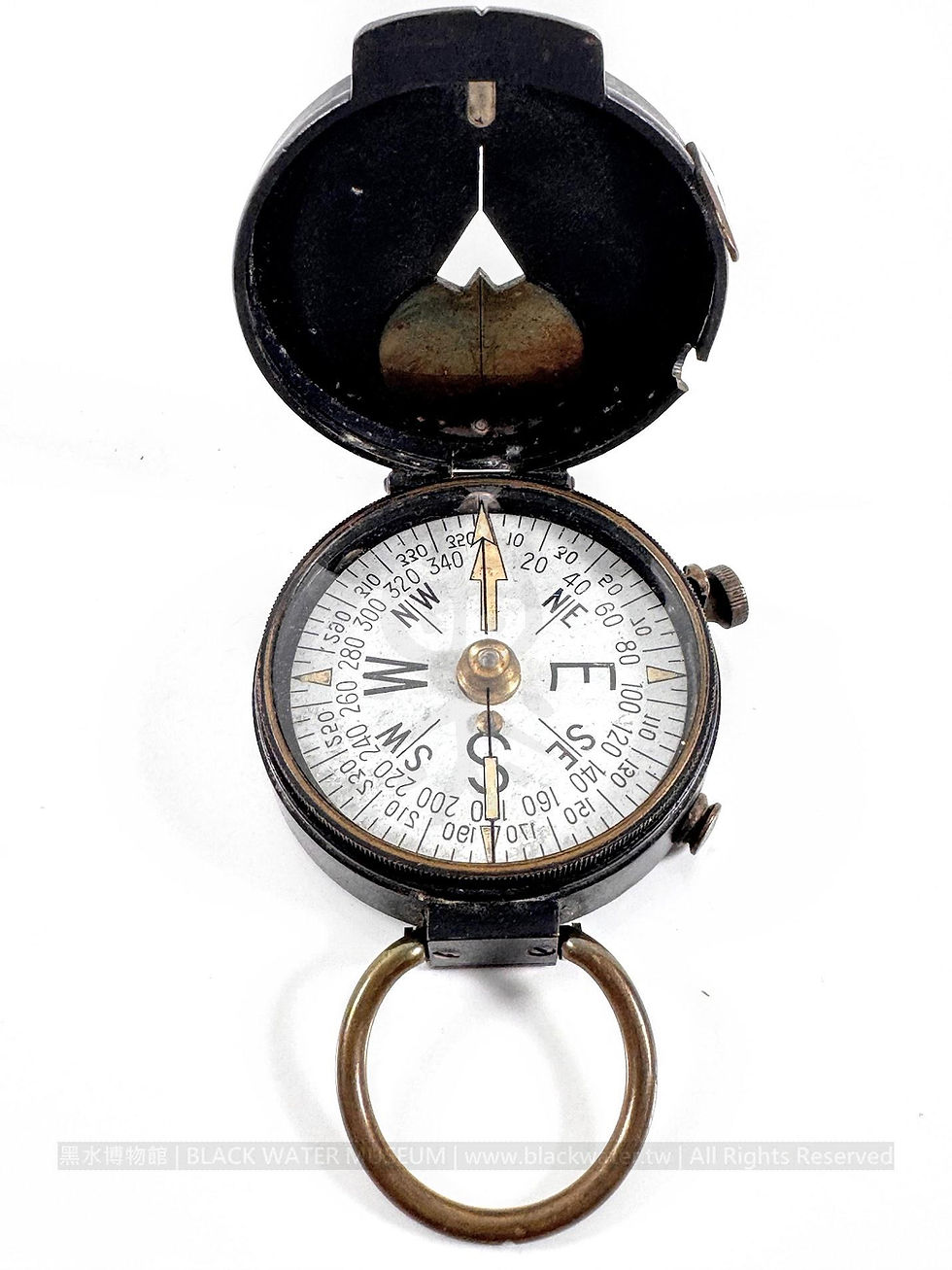 1917 U.S. Engineer Corps Pocket Compass (Swiss Made by Plan Ltd, Neuchatel) SN: 18058
民國6年(1917) 美國陸軍工兵部隊 懷錶式羅盤(瑞士 Plan Ltd 製)序號 18058《Black Water Museum Collections | 黑水博物館館藏》