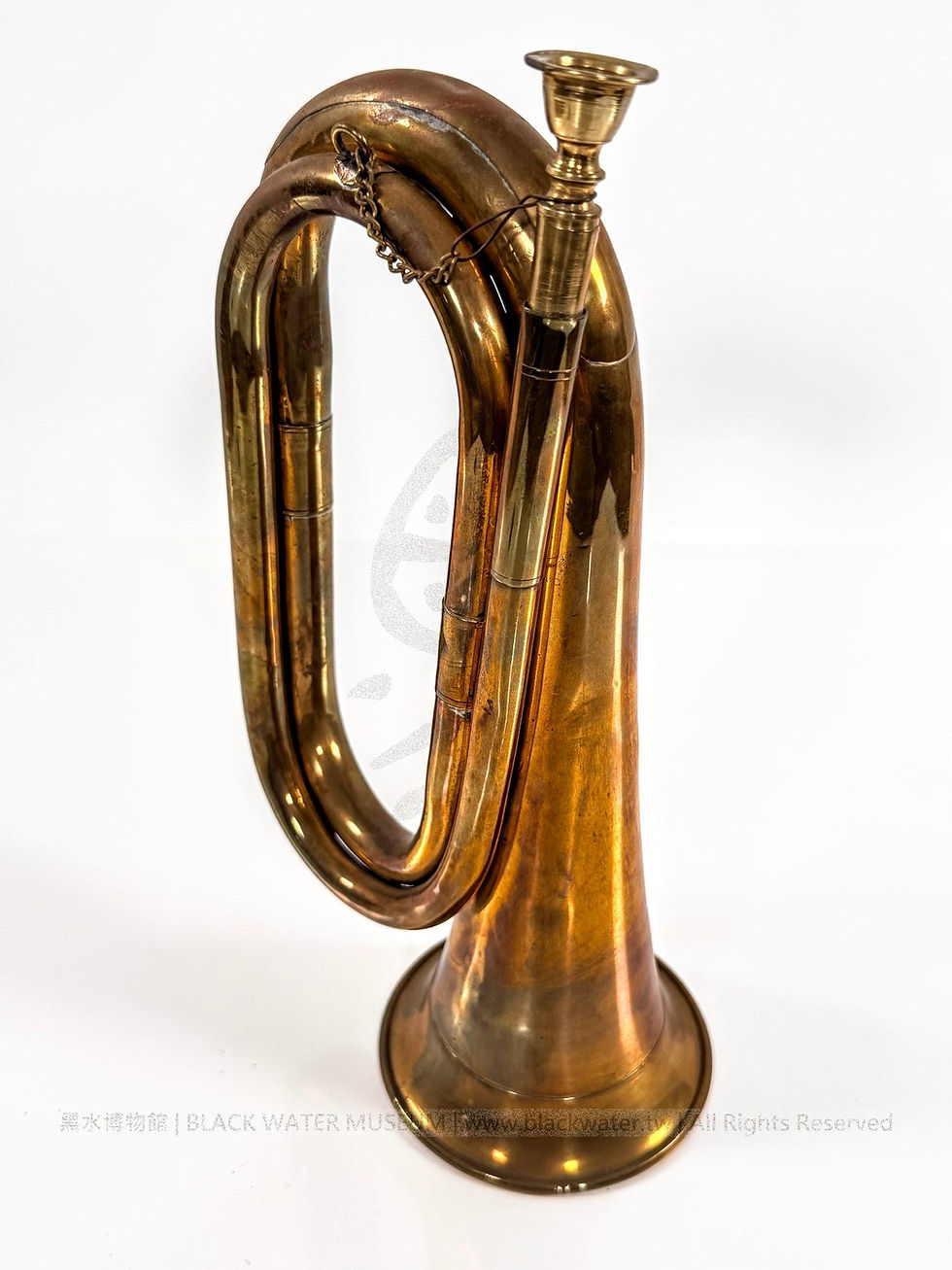 British Army Double-Coiled Duty Bugle with Mouthpiece and Retaining Chain
英國陸軍雙重卷管式勤務軍號——附號嘴及防失鏈《Black Water Museum Collections | 黑水博物館館藏》