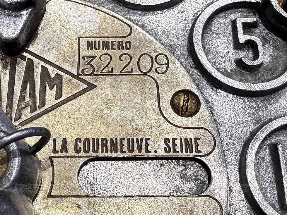 1934 French SATAM M240 MONOBLOC MO4S CHAR ROMAIN Hand-Cranked Visible Twin Top-Mounted Glass Cylinder Gas Pump No. 32209

民國23年(1934)法國 SATAM M240 MONOBLOC MO4S 羅馬戰車式手搖可視型雙頂置玻璃量筒加油機 序號 32209 《Black Water Museum Collections | 黑水博物館館藏》