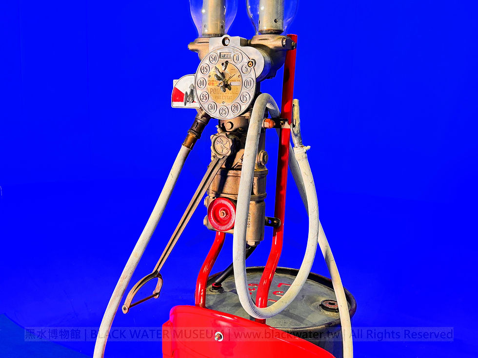 1934 French SATAM M240 MONOBLOC MO4S CHAR ROMAIN Hand-Cranked Visible Twin Top-Mounted Glass Cylinder Gas Pump No. 32209
民國23年(1934)法國 SATAM M240 MONOBLOC MO4S 羅馬戰車式手搖可視型雙頂置玻璃量筒加油機 序號 32209 《Black Water Museum Collections | 黑水博物館館藏》