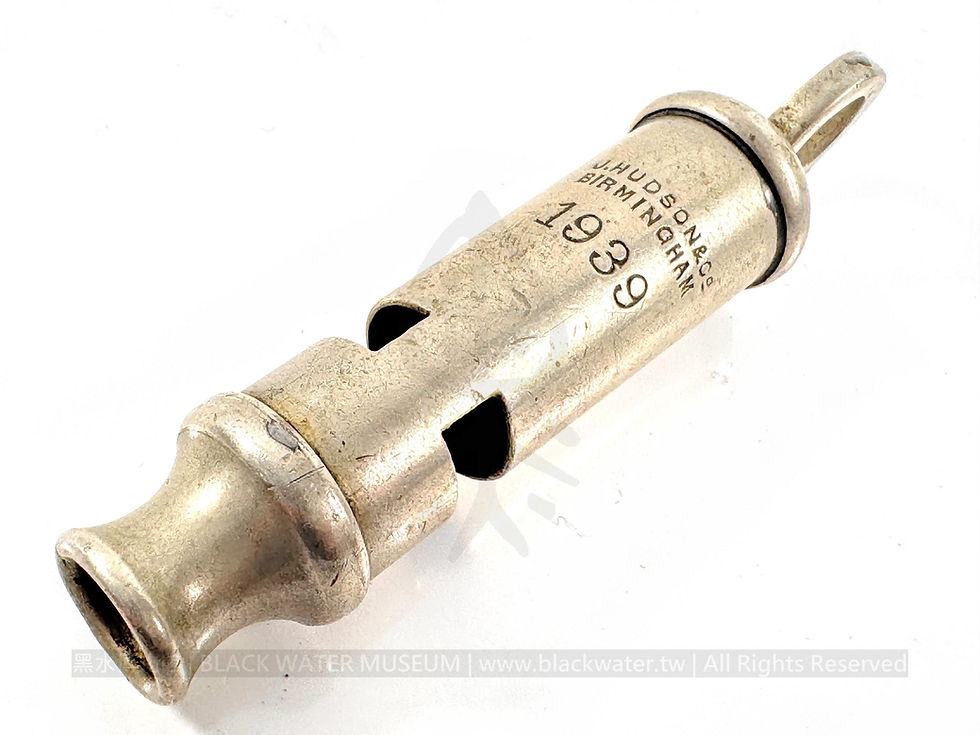 1939 British J. Hudson & Co. Metropolitan No. 15 Two-Note Tube Whistle
民國28年(1939)英國 J.哈德遜「大都會」(Metropolitan)No.15型雙音管狀勤務哨《Black Water Museum Collections | 黑水博物館館藏》