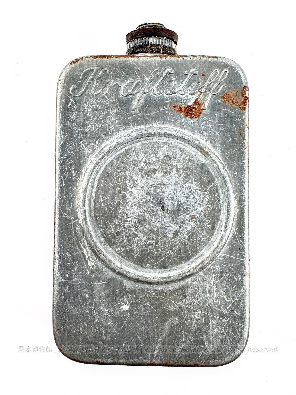 WWII Kraftstoff Spritzkanne(fuel injector) for BMW R75 Wehrmachtsgespann Motorcycle(2)
二戰,德國 BMW R 75 軍用摩托車 「Kraftstoff」發動用汽油噴壺(2)《Black Water Museum Collections | 黑水博物館館藏》