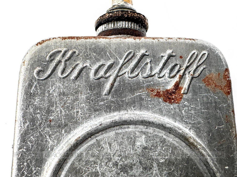 WWII Kraftstoff Spritzkanne(fuel injector) for BMW R75 Wehrmachtsgespann Motorcycle(2)
二戰,德國 BMW R 75 軍用摩托車 「Kraftstoff」發動用汽油噴壺(2)《Black Water Museum Collections | 黑水博物館館藏》