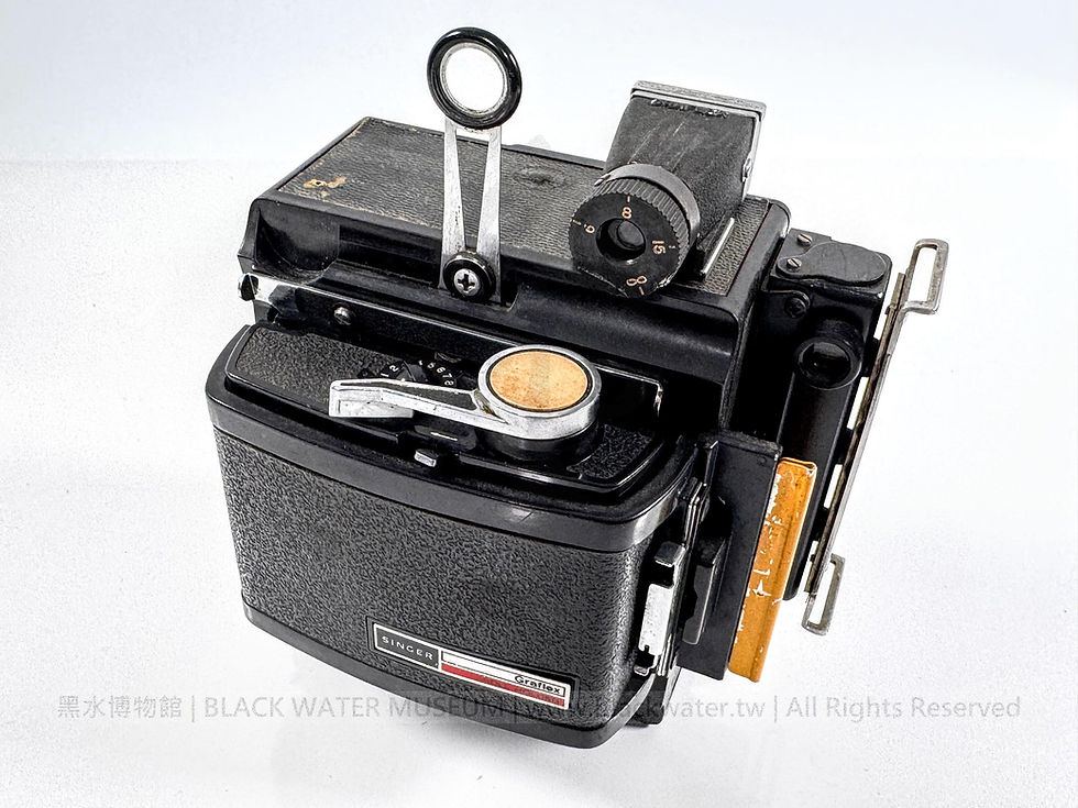 1964 U.S. Graflex Century Graphic 23 2¼ × 3¼ in. Professional Bellows Camera with Kalart Synchronized Rangefinder and Singer Graflex RH/10 Roll Film Holder
民國53年(1964)美國格拉菲公司 Century Graphic 23 2¼×3¼吋專業蛇腹相機——附 Kalart 同步測距器及 Singer Graflex RH/10 120捲片片匣《Black Water Museum Collections | 黑水博物館館藏》