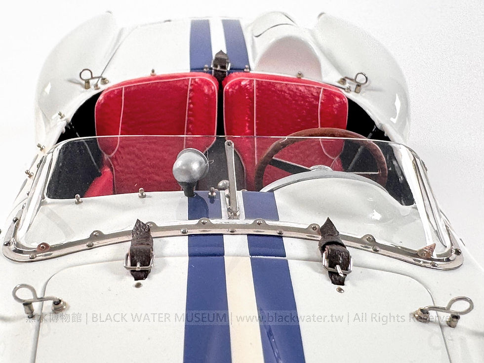 2010 CMC M-080 1:18 Precision Model of the 1958 Ferrari 250 Testa Rossa “Pontoon Fender,” Chassis No. 0732, No. 22, Limited Edition No. 2283/3000

民國47年(1958)義大利法拉利（Ferrari）250 Testa Rossa（紅頭）「Pontoon Fender（浮筒式葉子板）」0732號底盤22號賽車高精密模型（民國99年(2010)德國CMC〔西姆斯〕M-080 1:18限量版，第2283/3000號）《Black Water Museum Collections | 黑水博物館館藏》