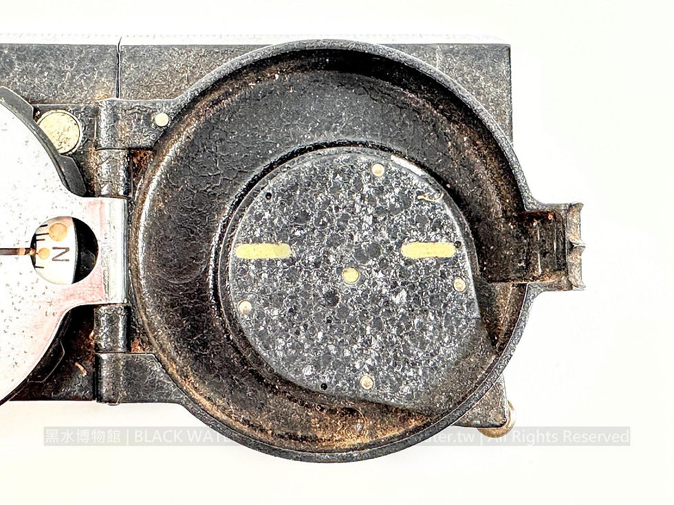 1930s German Breithaupt "COKIL Modell I" Map-Reader Military Marching Compass (45° Transitional Version / D.R.G.M.)
1930年代德國布萊特豪普特(Breithaupt)里程錶第一型(COKIL Modell I)45度過渡版軍用行軍羅盤《Black Water Museum Collections | 黑水博物館館藏》