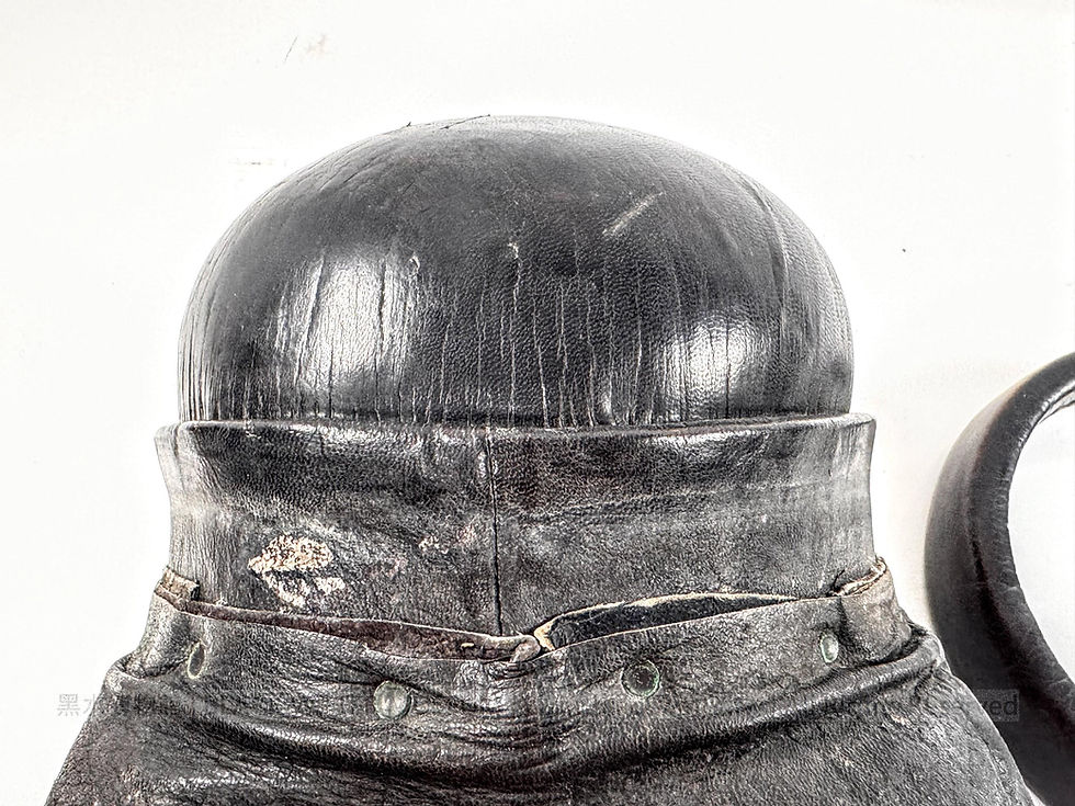Spanish Mº Tanquista Leather Tank Crew Crash Helmet
西班牙 Mº Tanquista(戰車組員型)皮革防撞帽《Black Water Museum Collections | 黑水博物館館藏》