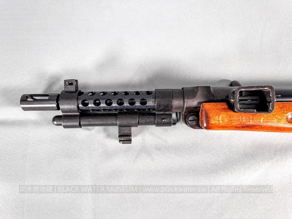 Imperial Japanese Army Type 100 Submachine Gun (High-Fidelity Replica by Japanese Tanaka Works)
日本帝國陸軍一〇〇式機關短銃(日本田中製作所製高像真模型)《Black Water Museum Collections | 黑水博物館館藏》
