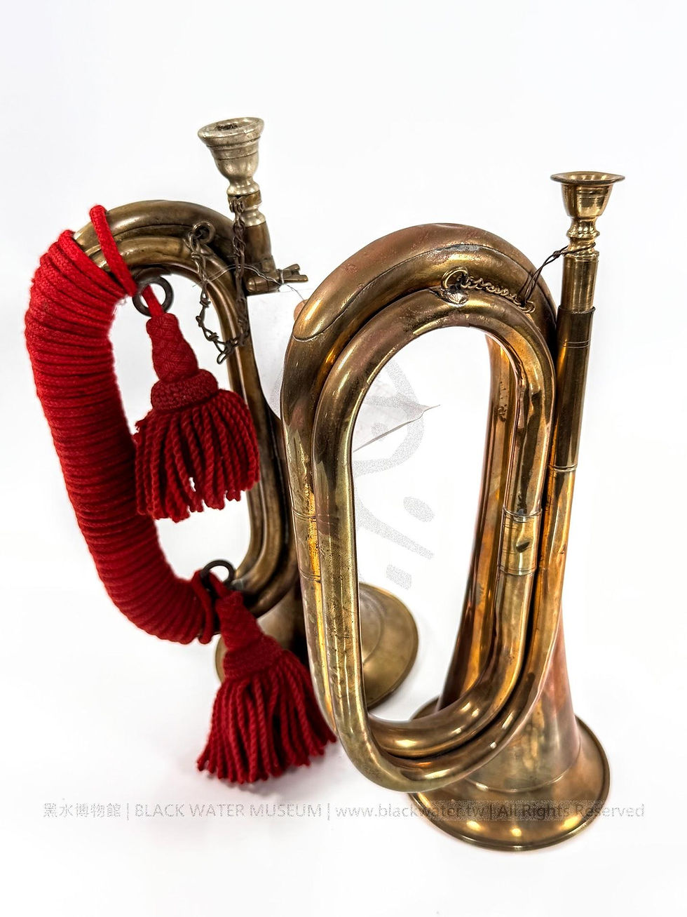 British Army Double-Coiled Duty Bugle with Mouthpiece and Retaining Chain
英國陸軍雙重卷管式勤務軍號——附號嘴及防失鏈《Black Water Museum Collections | 黑水博物館館藏》