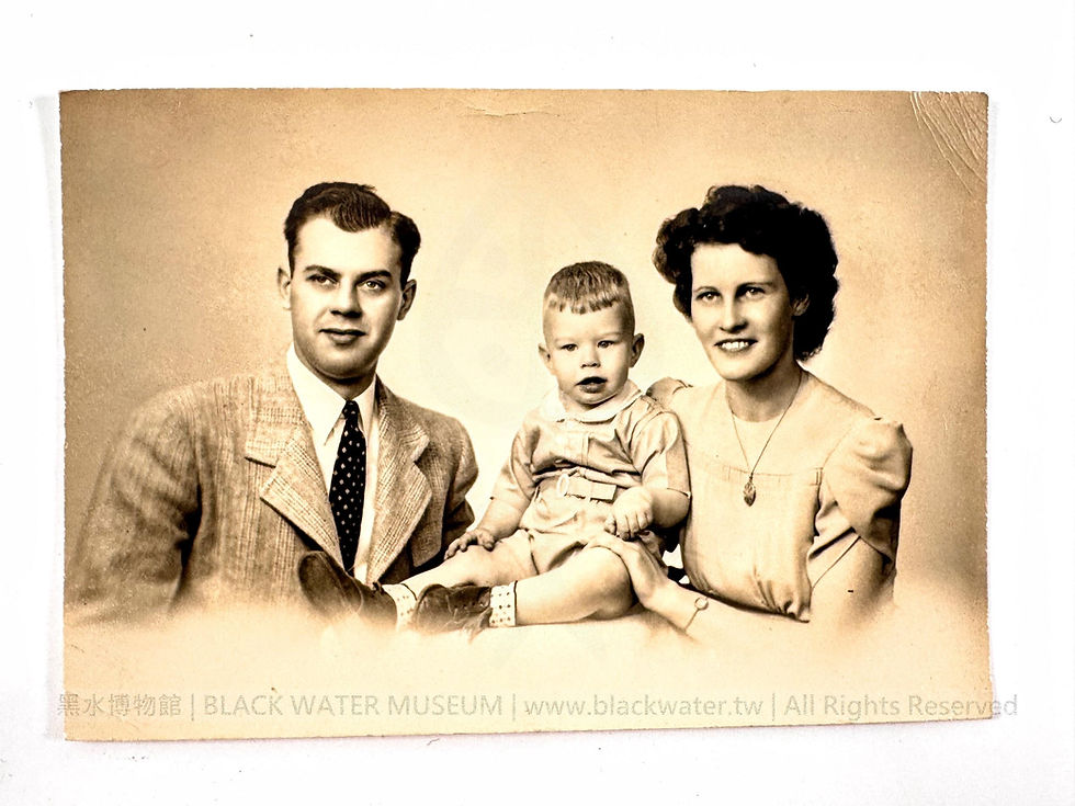 1944 U.S. Army Pvt. Philip A. Powell's 15 Family Photographs and Kraft Paper Envelope
民國33年(1944) 美國陸軍二兵菲利普·A·鮑威爾 (Philip A. Powell) 15張家庭相片組與牛皮紙袋《Black Water Museum Collections | 黑水博物館館藏》