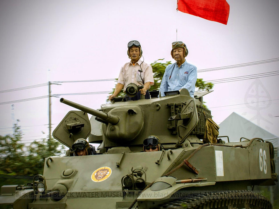 民國103年10月24日(2014)-《金剛二號操演》實況側寫,金門戰役65周年黑水博物館紀念活動 - 今天操演的大戲正式登場,歐曉雲 先生、池善文 先生、熊震球 先生在66號司徒戰車(瑪莉蓮小姐)上,進行期待已久的熱機典藏歷史機動物件機動操演科目。