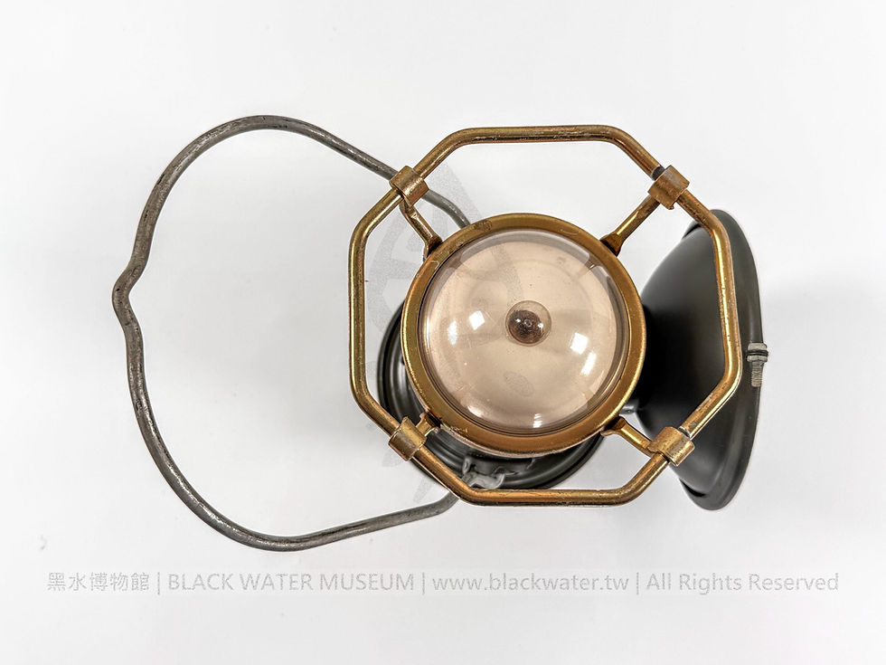 French Army Version of the WWII U.S. Army MX-290/GV — MX-290-GV-Fr Dual-Light Tent Lantern
二戰美國陸軍 MX-290/GV 法國陸軍版——MX-290-GV-Fr 型雙光源帳篷燈《Black Water Museum Collections | 黑水博物館館藏》