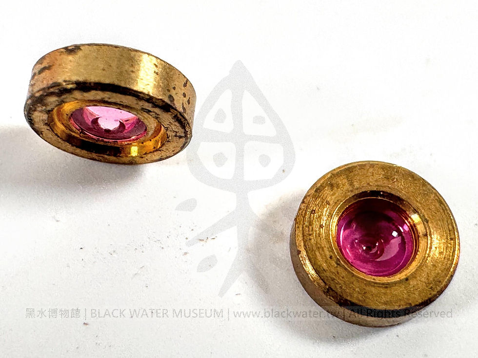 Escape Wheel and Balance Staff Jewels of US Navy Hamilton Model 21 Marine Chronometer

美國海軍 漢米爾頓 21型 航海天文鐘 擒縱輪與擺輪紅寶石軸承《Black Water Museum Collections | 黑水博物館館藏》