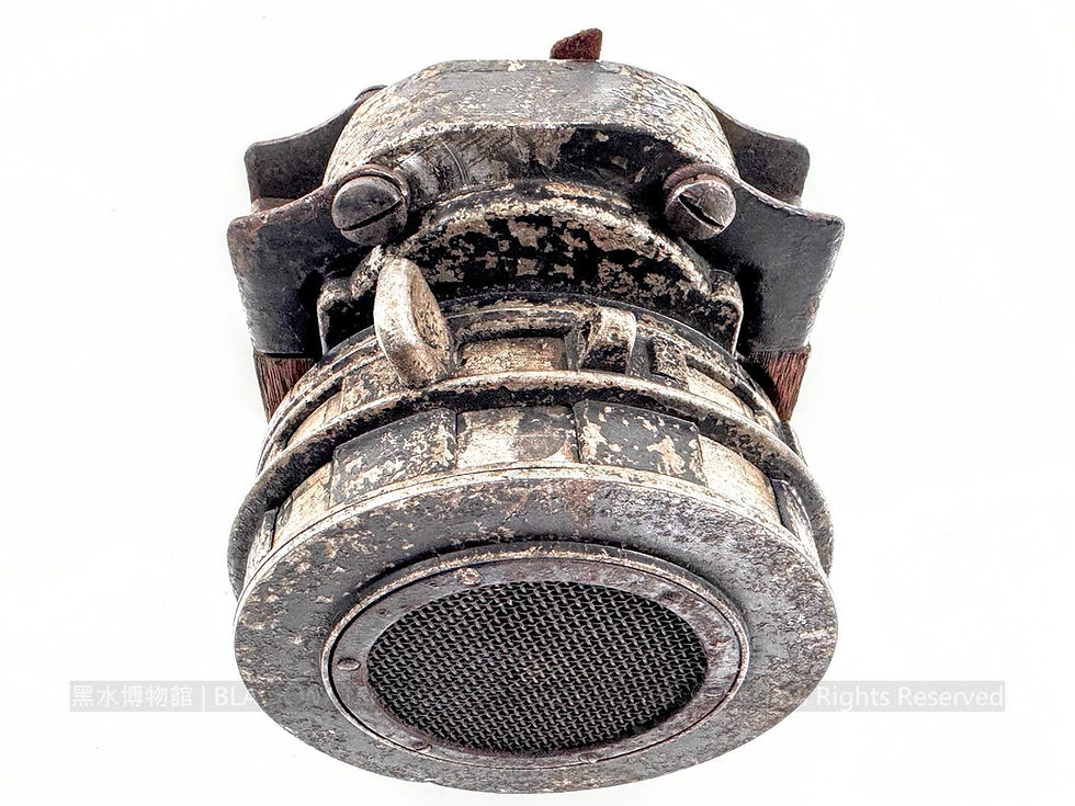 1939 Imperial Japanese Army Suzuki Seisakusho Portable Hand-Crank Siren
昭和14年(民國28年.1939)日本帝國陸軍鈴木製作所攜帶型手搖警報器《Black Water Museum Collections | 黑水博物館館藏》