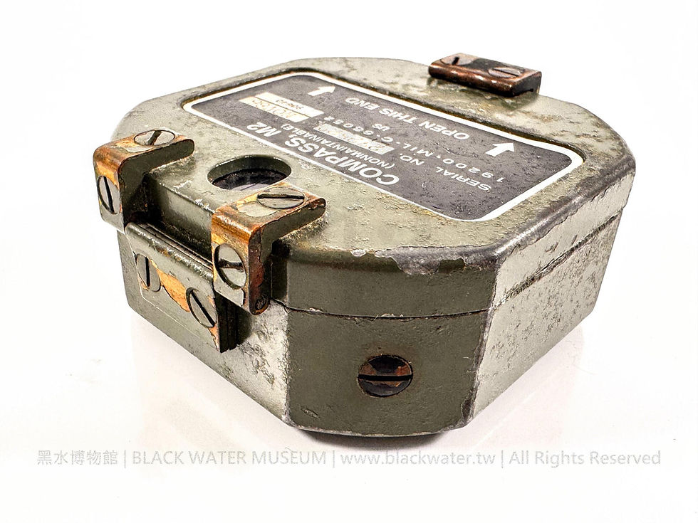 1986 U.S. Army M2 Artillery Compass SN:272529
民國75年 (1986) 美國陸軍 M2 砲兵羅盤 序號 272529《Black Water Museum Collections | 黑水博物館館藏》