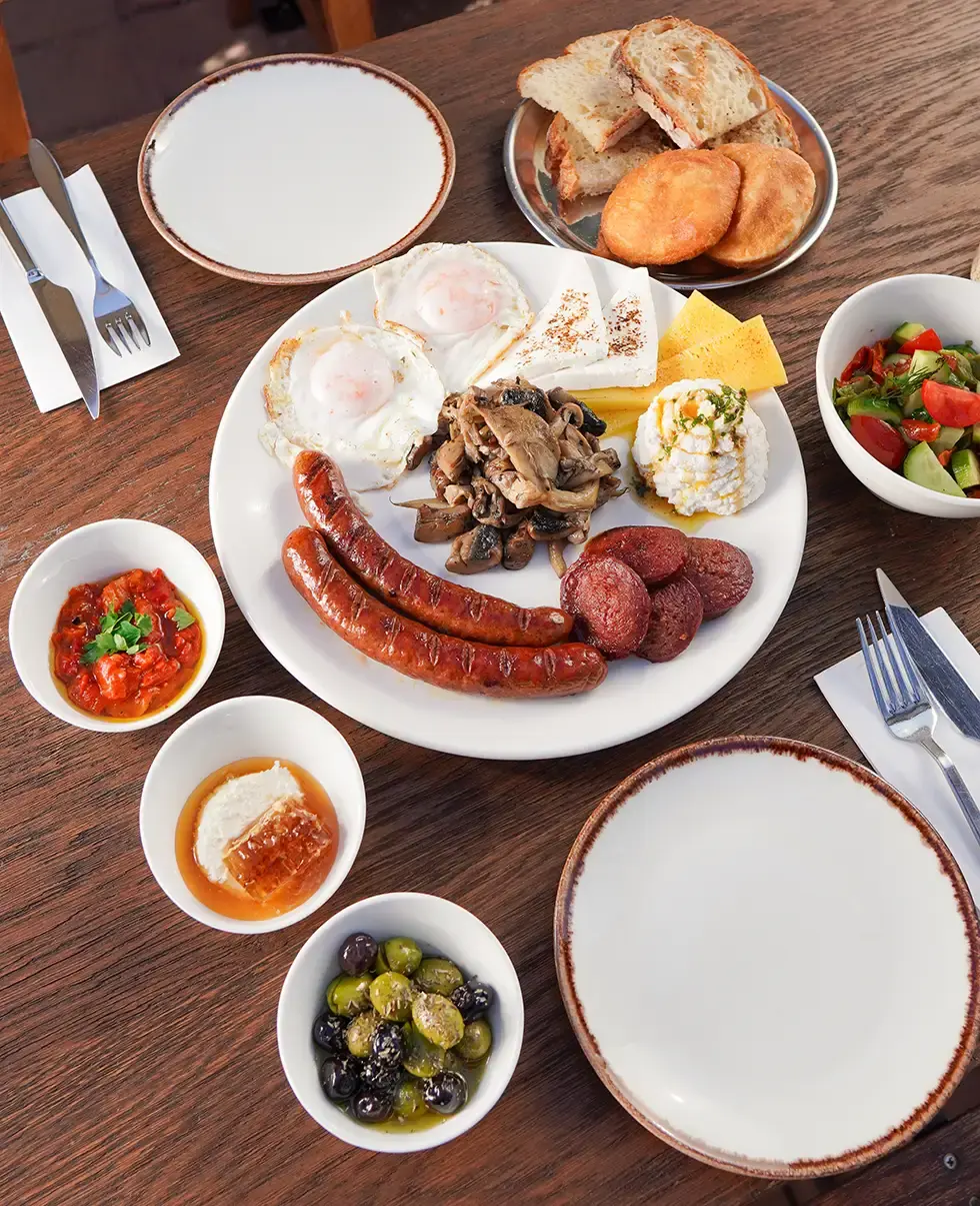 Protein ağırlıklı kahvaltı tabağı Artizan şarküteri ürünleri içerir.