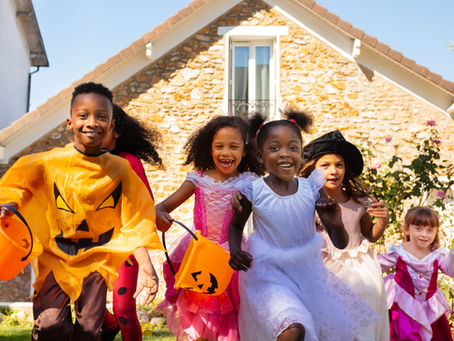 Doctor-Approved Halloween Safety Tips for Kids (Costumes, Candy & More!)🎃