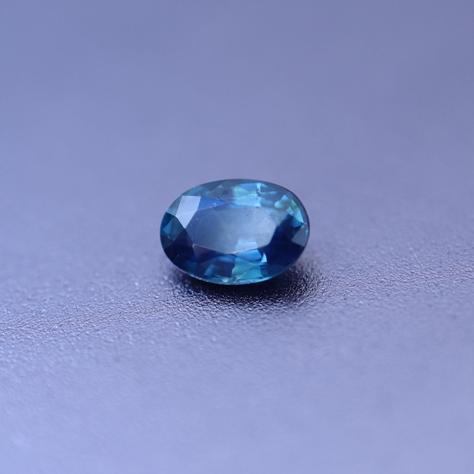 Saphir d’Auvergne, taille ovale 0.31ct