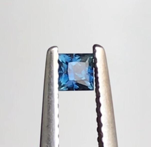 Thumbnail: Saphir d’Auvergne, taille princesse 0.26ct