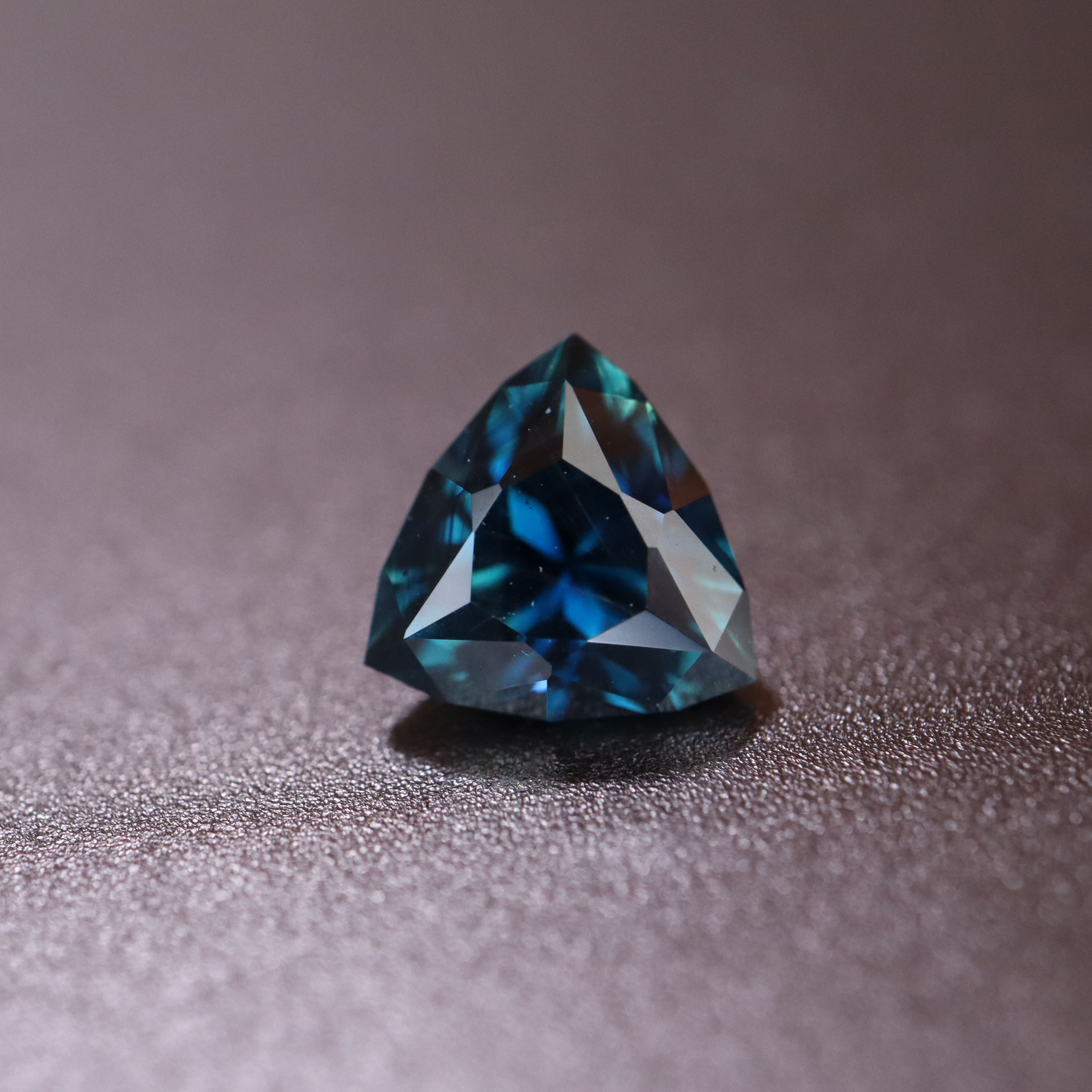 Saphir d’Auvergne, taille troïdia 0.88ct