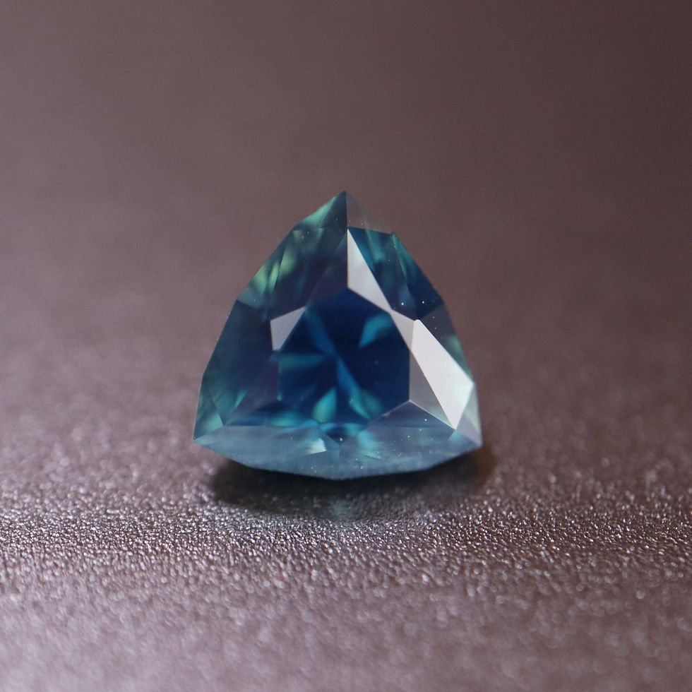 Miniature : Saphir d’Auvergne, taille troïdia 1.25ct