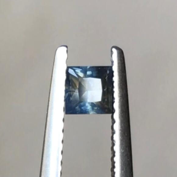 Miniature : Saphir d’Auvergne, taille princesse 0.46ct