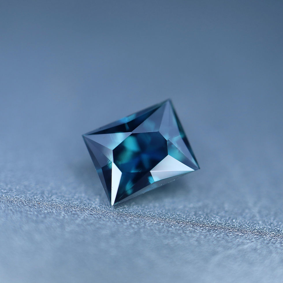 Miniature : Saphir d’Auvergne, taille rectangle 0.73ct, teal, naturel non chauffé