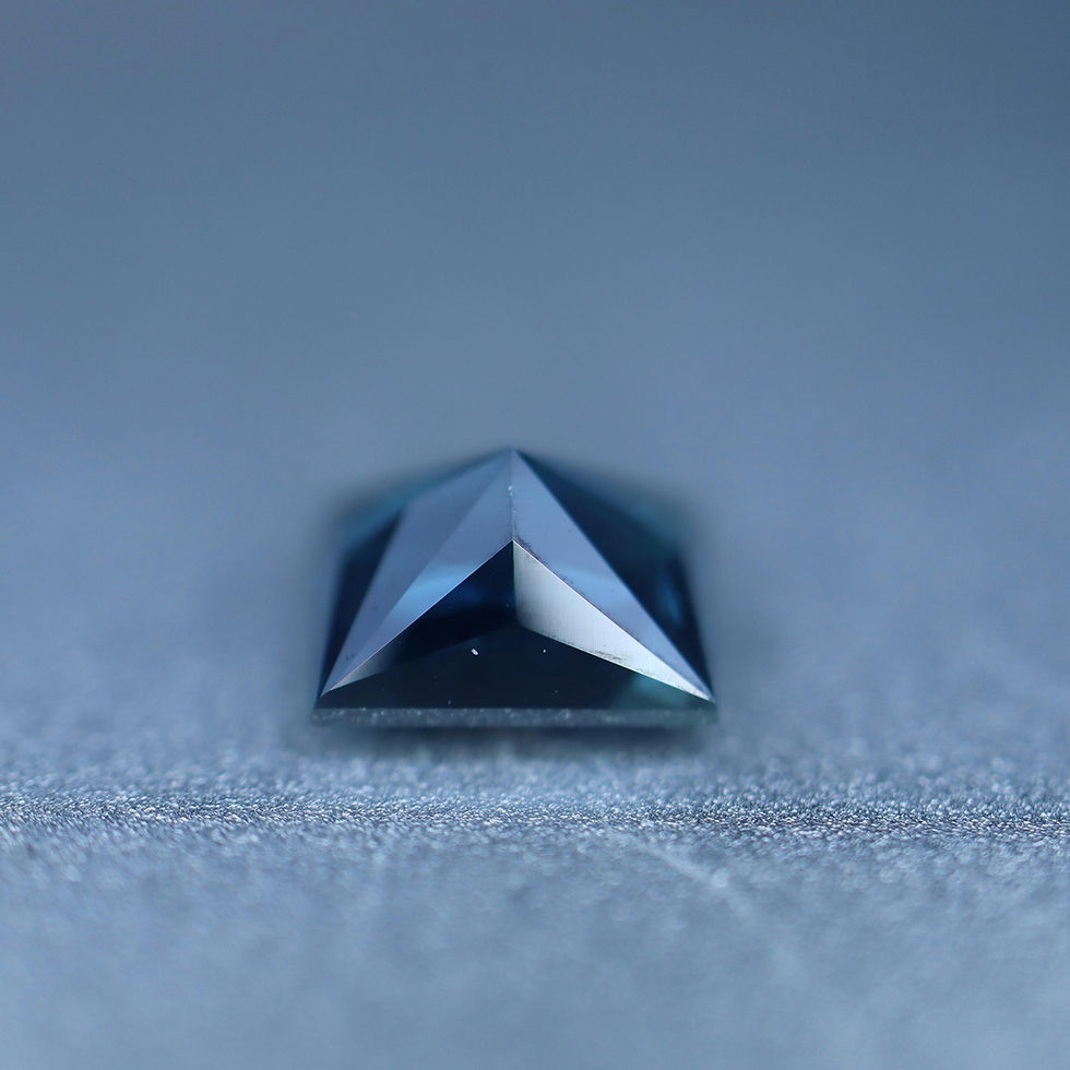 Miniature : Saphir d’Auvergne, taille rectangle 0.73ct, teal, naturel non chauffé
