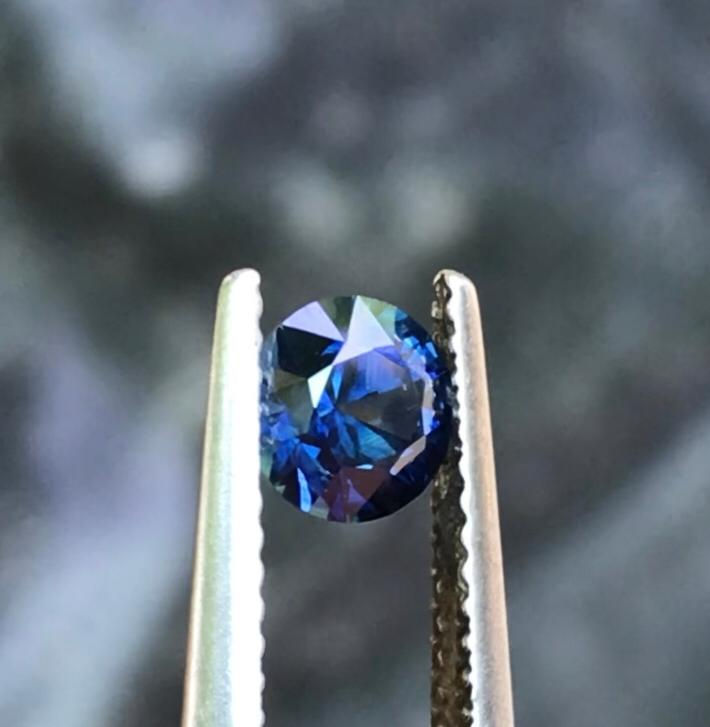 Thumbnail: Saphir d’Auvergne, taille rond brillant 0.81ct