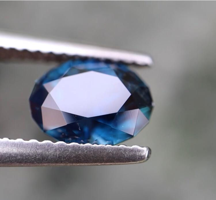 Miniature : Saphir d’Auvergne, taille ovale 1.97ct