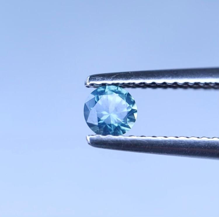 Thumbnail: Saphir d’Auvergne, taille rond brillant 0.34ct prix pro