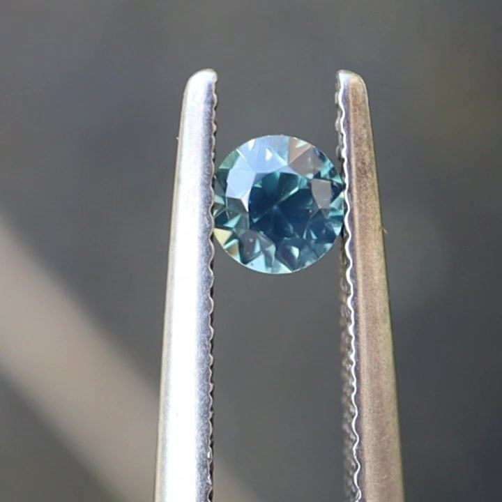 Miniature : Saphir d’Auvergne, taille rond brillant 0.52ct