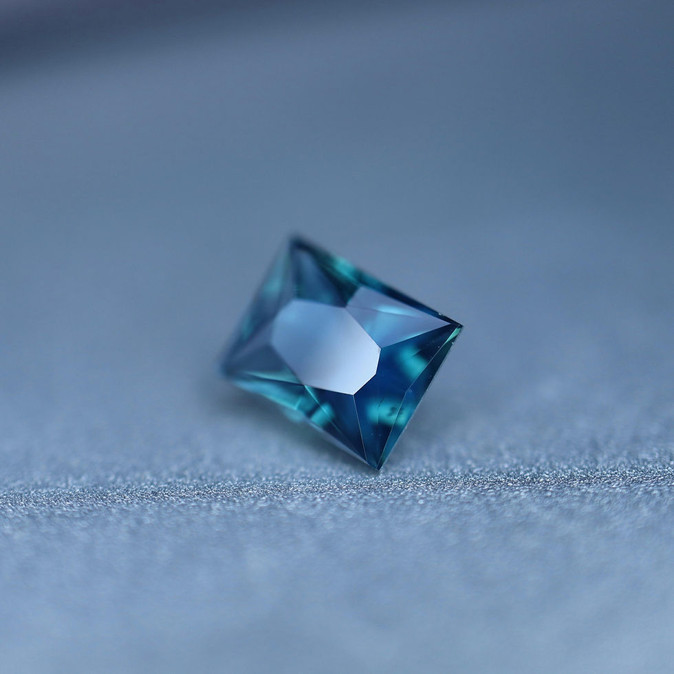 Miniature : Saphir d’Auvergne, taille rectangle 0.73ct, teal, naturel non chauffé