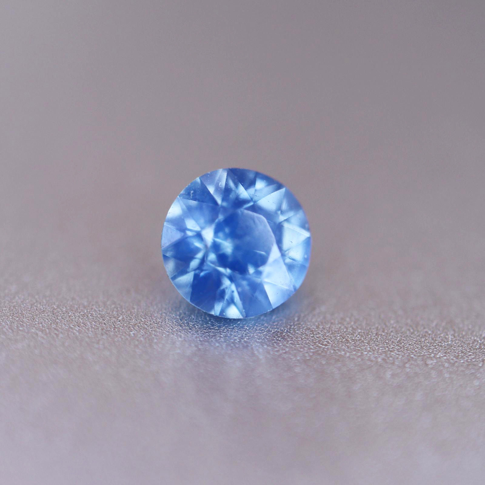 Saphir d’Auvergne, rond brillant, 0.35ct