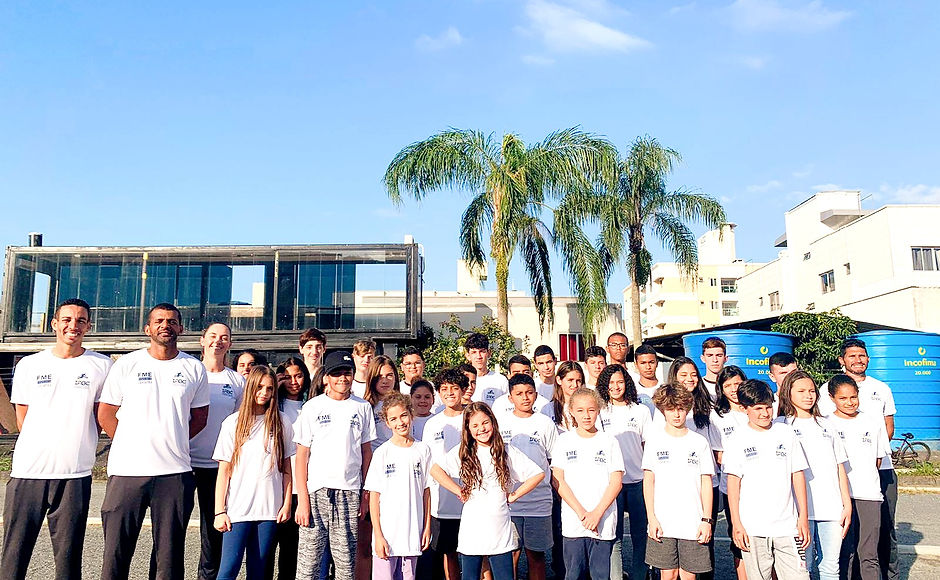 Imagem logo no inicio do site, com o tema de transformação social, mostrando professores do IABC e vários alunos.