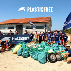 Noi aiutiamo l'associazione plastic free nella raccolta della plastica in giro per Napoli