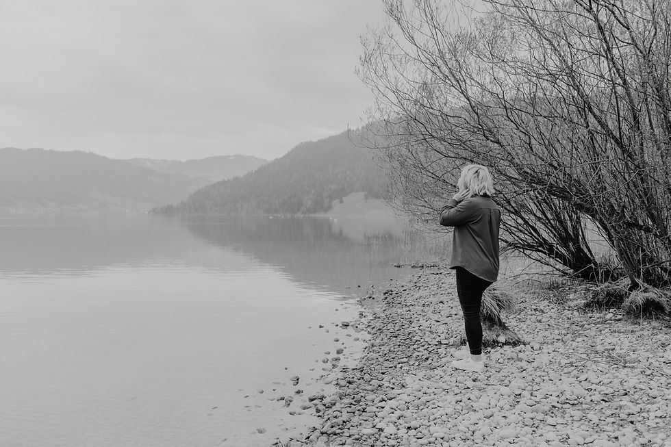 Nadja Villiger steht am Seeufer im Nebel, nachdenklich – Midlife Crisis Masterplan Wendepunkt