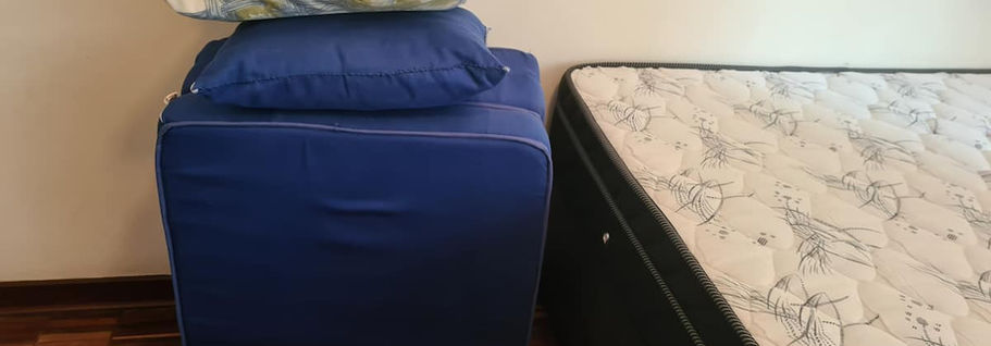 Puff para acomodação de hospede extra.
