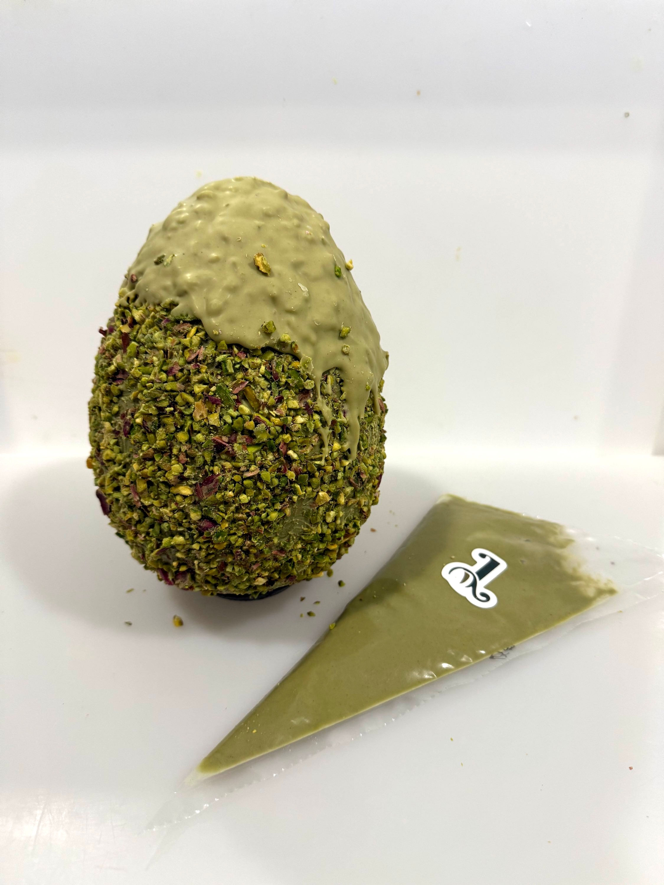 Uovo di Pasqua 750gr con sac à poche Crema